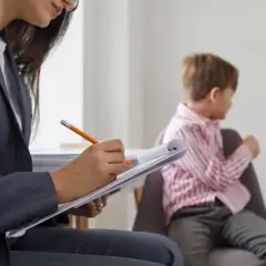 Czy pracownik niepedagogiczny może opiekować się uczniem samodzielnie?
