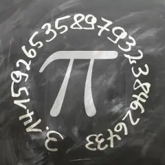 Symbol Pi otoczony cyframi 3,1415926535897932384626433. Ciekawe liczby pi na tablicy.