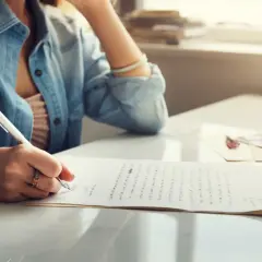Jak napisać list po angielsku matura - przykłady i struktura, które pomogą