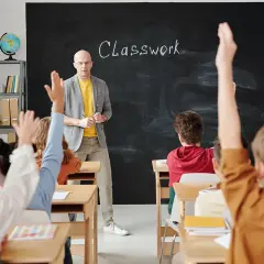 Czy nauczyciel może nagrywać uczniów na lekcji? Zasady i konsekwencje
