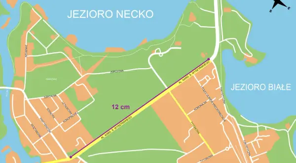 Mapa przedstawia fragment miasta z jeziorami i ulicami. Skala 1:10 000 pokazuje, że 1 cm na mapie to 100 metrów w rzeczywistości.