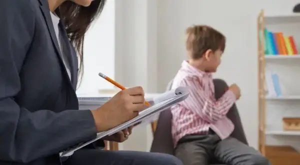 Czy pracownik niepedagogiczny może opiekować się uczniem samodzielnie?