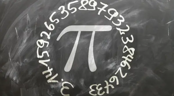 Symbol Pi otoczony cyframi 3,1415926535897932384626433. Ciekawe liczby pi na tablicy.