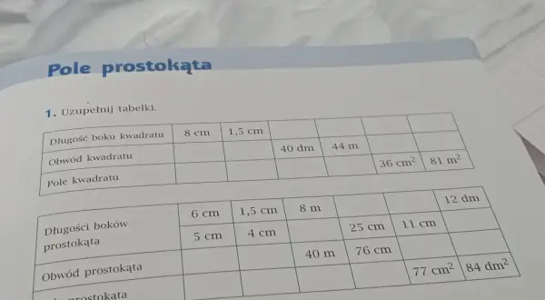 Zadanie z matematyki: uzupełnij tabelki dotyczące pola i obwodu kwadratów i prostokątów. Skala 1:2 nie jest widoczna na obrazku.