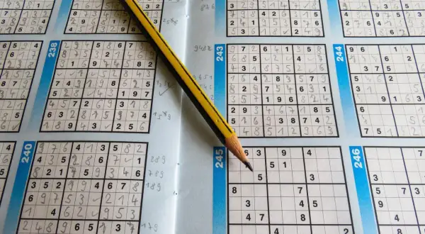 Plansze z liczbami do rozwiązania sudoku i ołówkiem.
