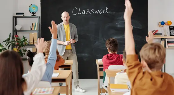 Czy nauczyciel może nagrywać uczniów na lekcji? Zasady i konsekwencje