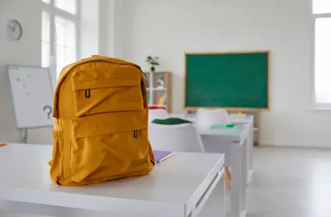 Czy nauczyciel ma prawo przeszukać plecak ucznia? Prawa i ograniczenia