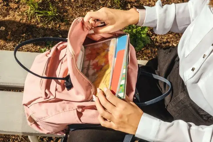 Zdjęcie Czy nauczyciel ma prawo przeszukać plecak ucznia? Prawa i ograniczenia