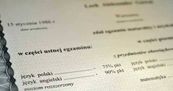 W jakim wieku pisze się maturę? Odkryj ważne różnice w szkołach